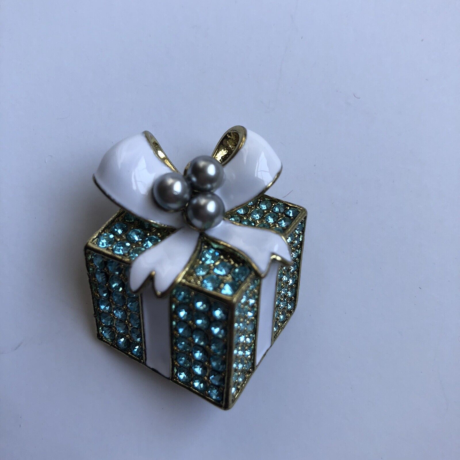 Heidi Daus Pave PackageAquaWhite Enamel BowWith Seed BeadsPetite Gift Pin 38$